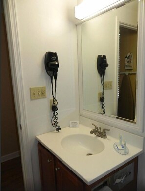 Standard Room, 2 Double Beds, Non Smoking | Bathroom - Rodeway Inn Niagara Falls (Niagara Falls)