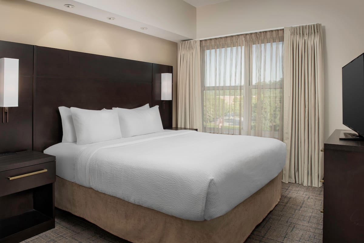 In-room safe, iron/ironing board, free WiFi, bed sheets