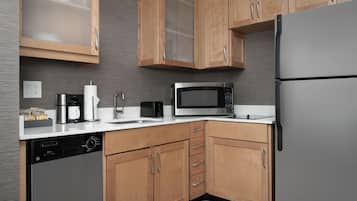 Refrigerador con freezer, microondas, placa de cocina, lavavajillas