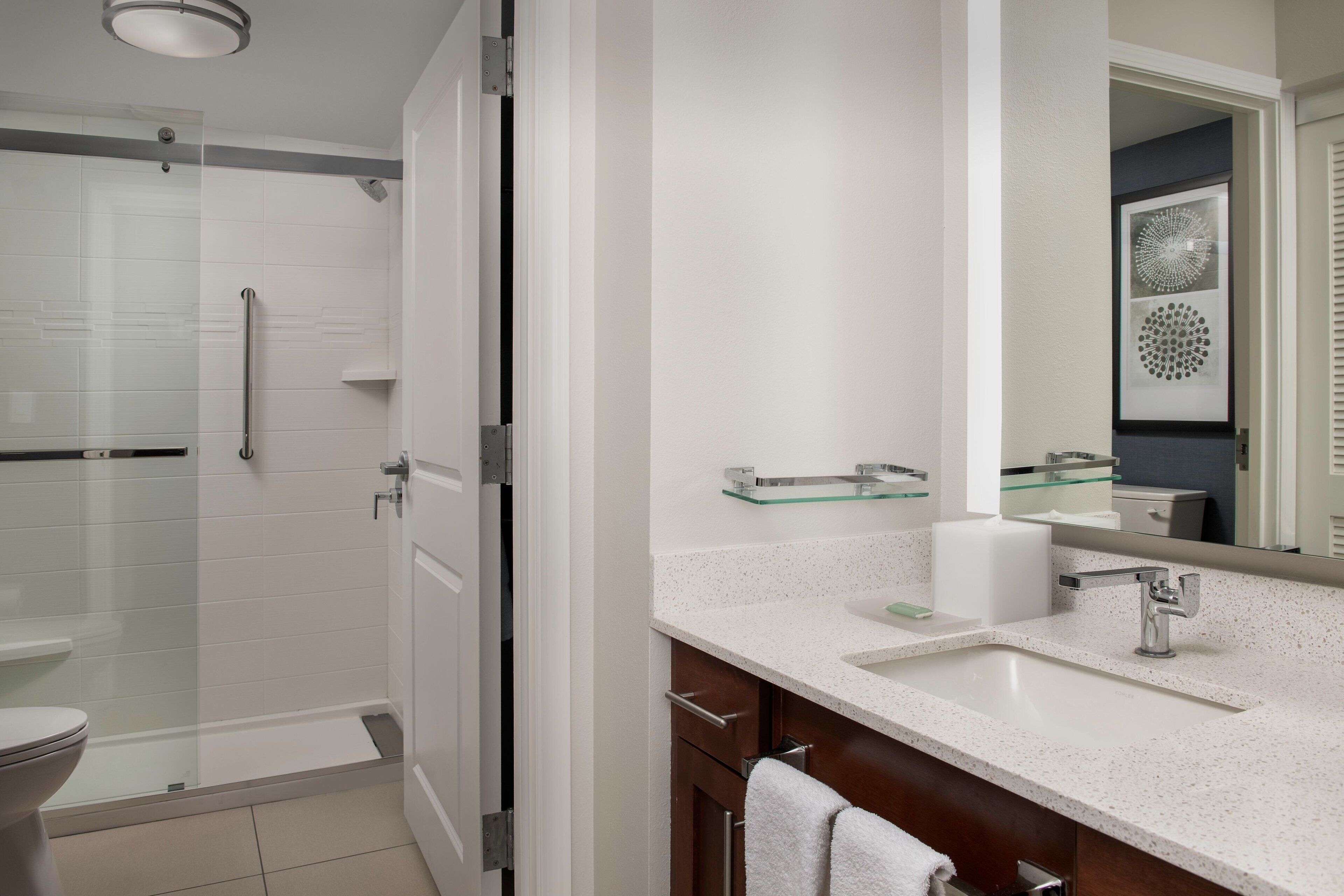 suite, 2 bedrooms | bathroom | combined shower/bathtub, hydromassage showerhead, free toiletries