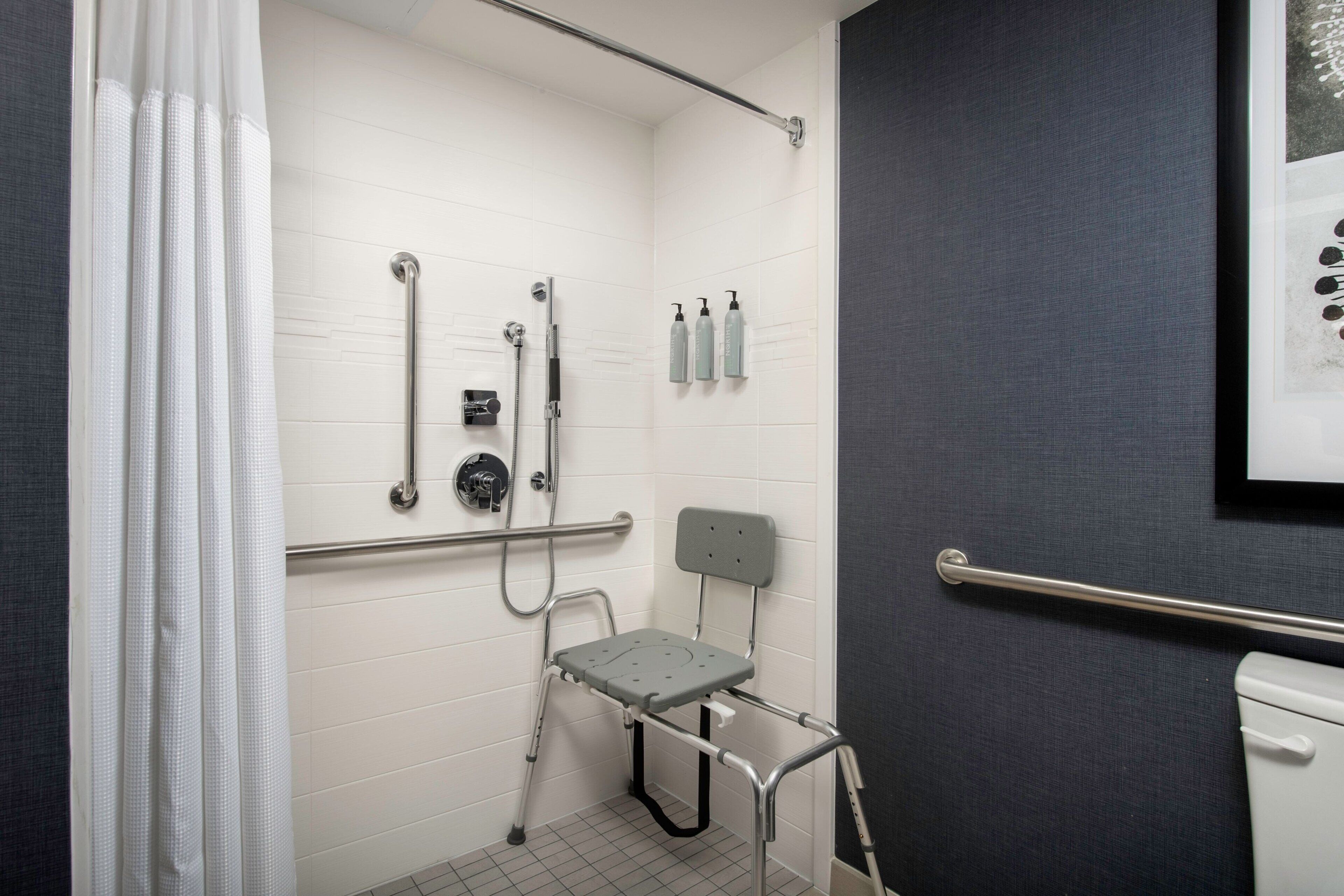 combined shower/bathtub, hydromassage showerhead, free toiletries