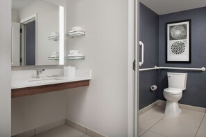 Combined shower/tub, hydromassage showerhead, free toiletries