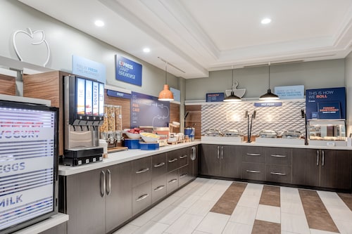 Holiday Inn Express Hotel & Suites Ottawa Airport by IHG