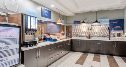 Holiday Inn Express Hotel & Suites Ottawa Airport by IHG