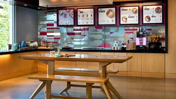 Café da manhã feito na hora todos os dias mediante uma taxa