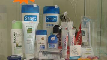 Variedad de artículos de tocador y productos de cuidado personal exhibidos en una tienda.