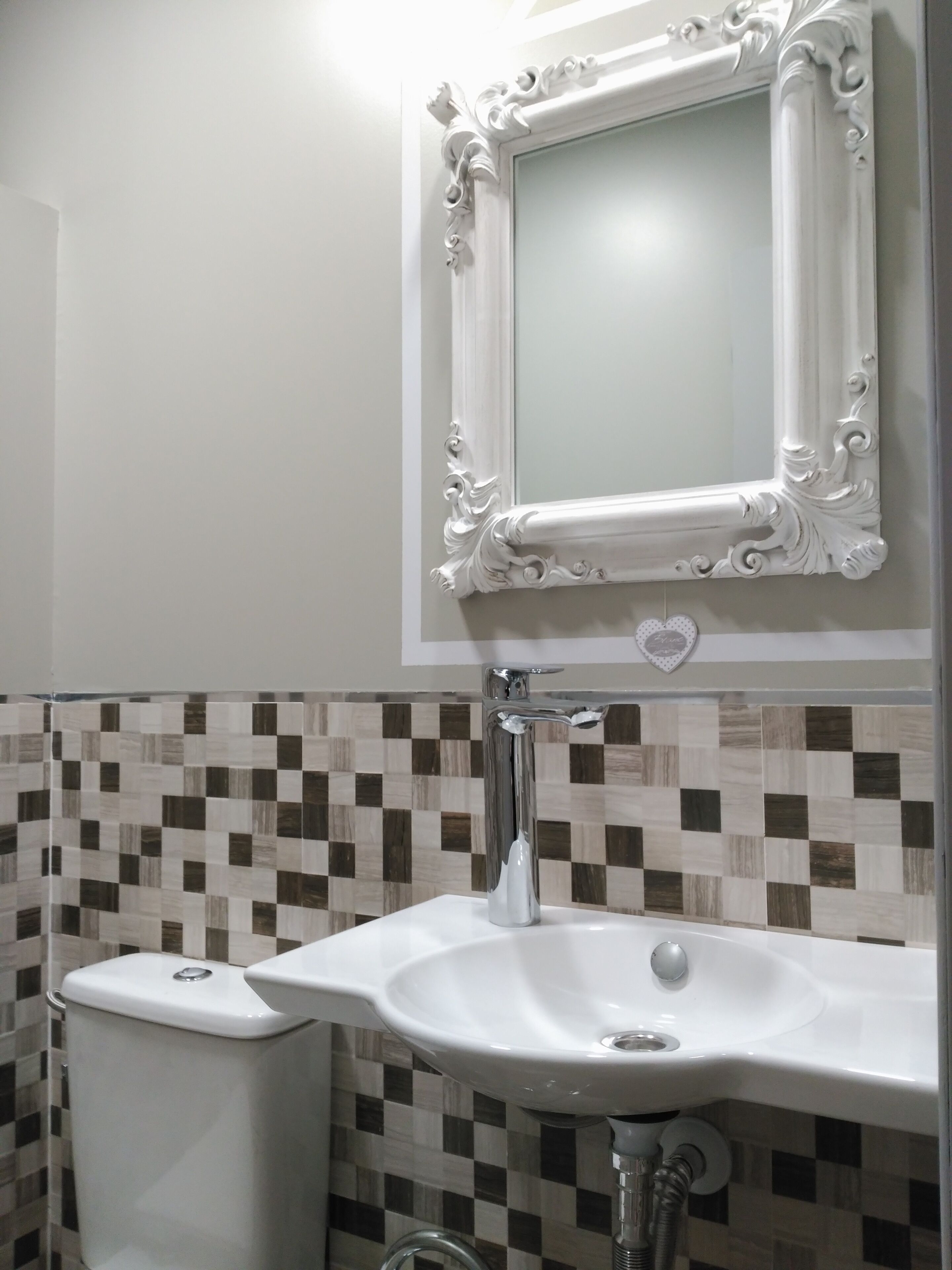 single room | desk, soundproofing, bed sheets