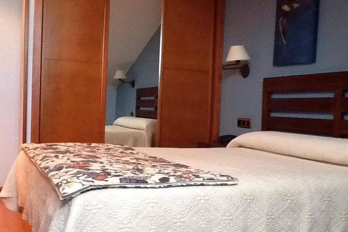 standard double room (habitacion doble cama matrimonial) | desk, soundproofing, bed sheets