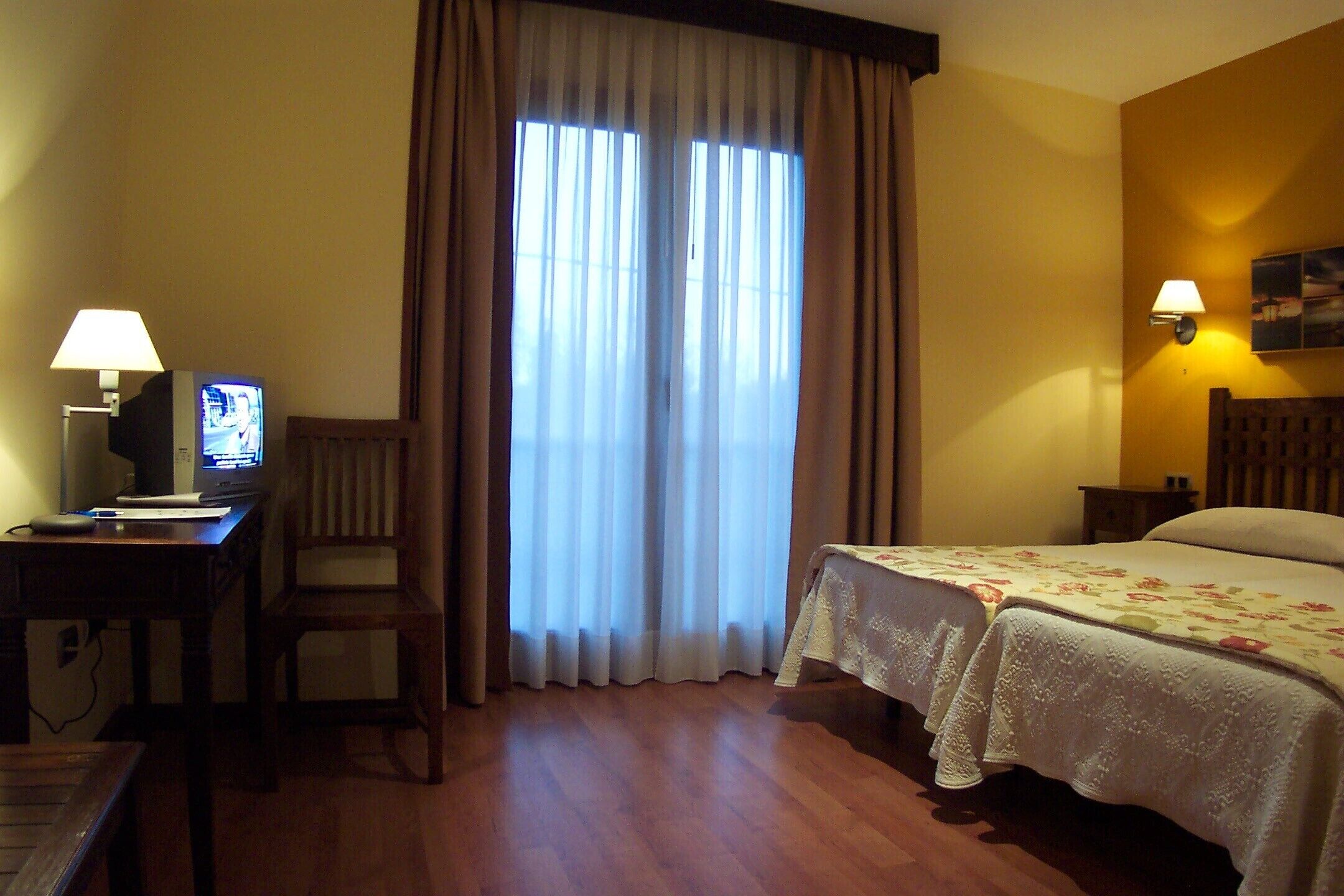 standard twin room | desk, soundproofing, bed sheets