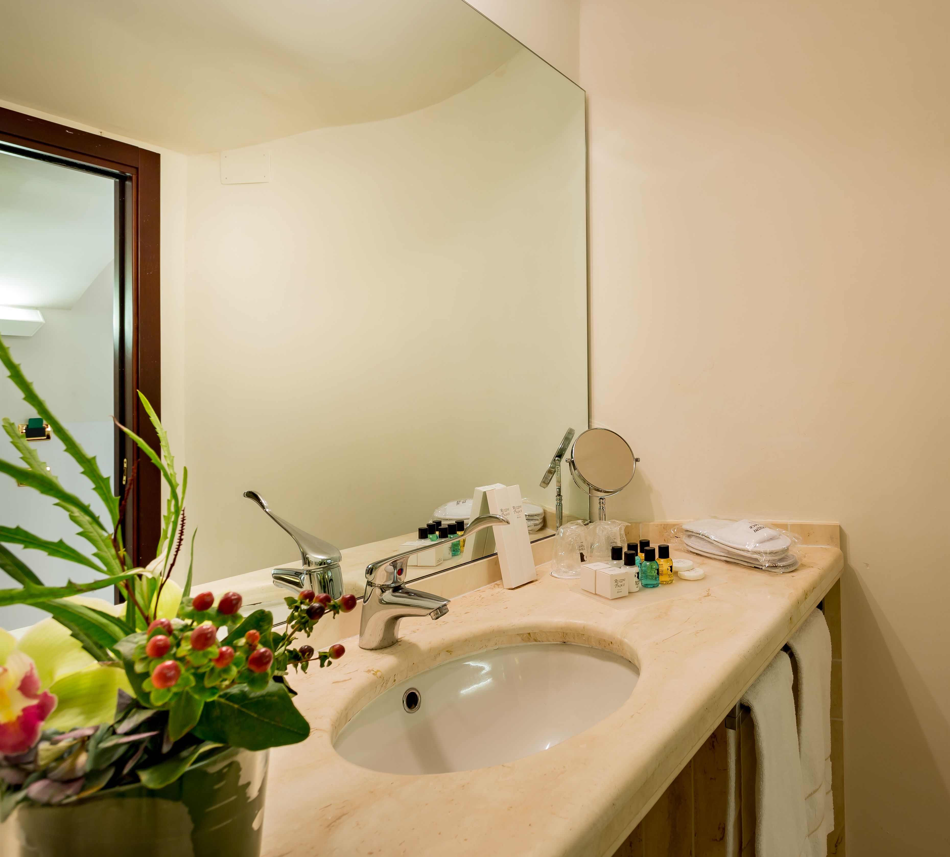 Artículos de tocador ecológicos, secador de pelo, pantuflas, bidet