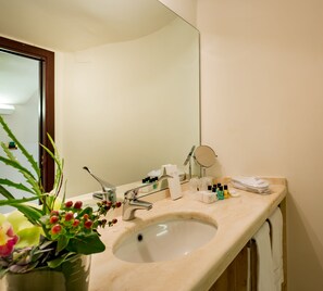 Habitación doble clásica | Baño | Amenidades de baño ecológicas, secadora de cabello, pantuflas, bidet 