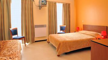 Triple Room | In-room safe, desk, free WiFi