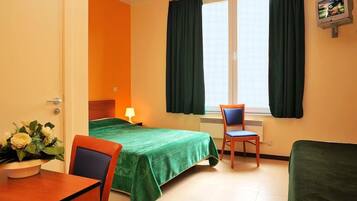 Driepersoonskamer | Een kluis op de kamer, een bureau, gratis wifi