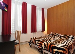 Habitación doble | Caja fuerte, escritorio, wifi gratis