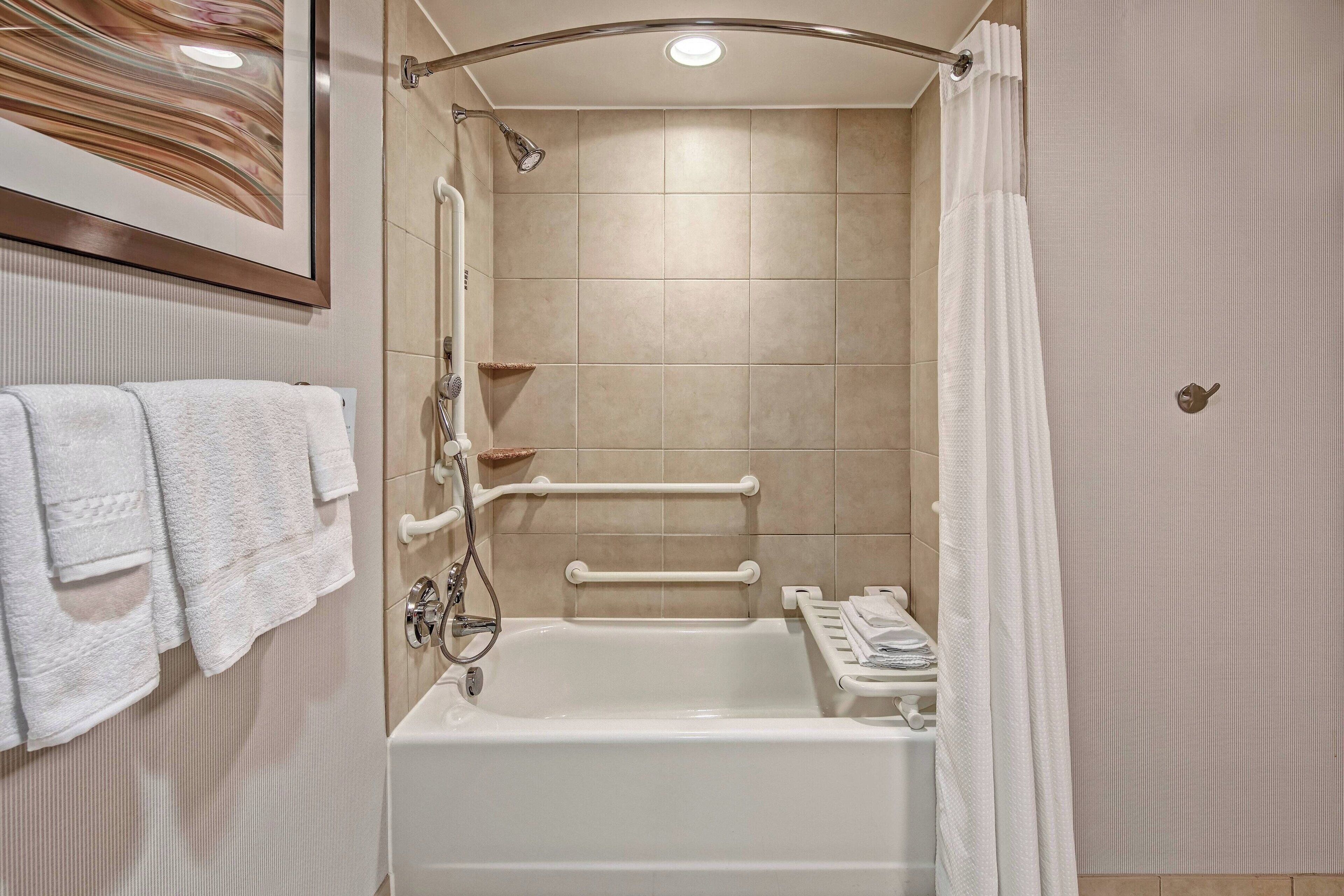 combined shower/bathtub, hair dryer, towels