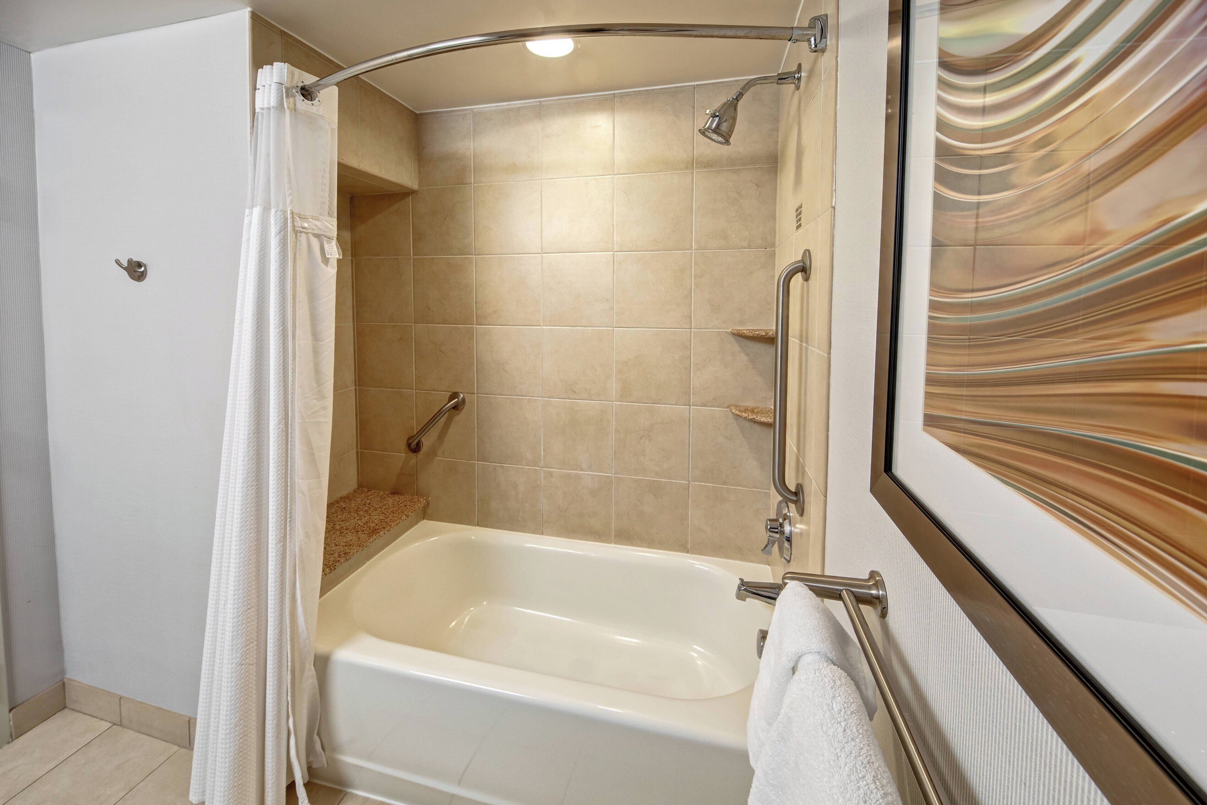 combined shower/bathtub, hair dryer, towels