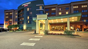 Modernilla designilla varustettu Courtyard Marriott -hotelli, jonka näyttävä sisäänkäynti on katetun käytävän päässä, ja jonka edessä on hoidettu puutarha-alue.