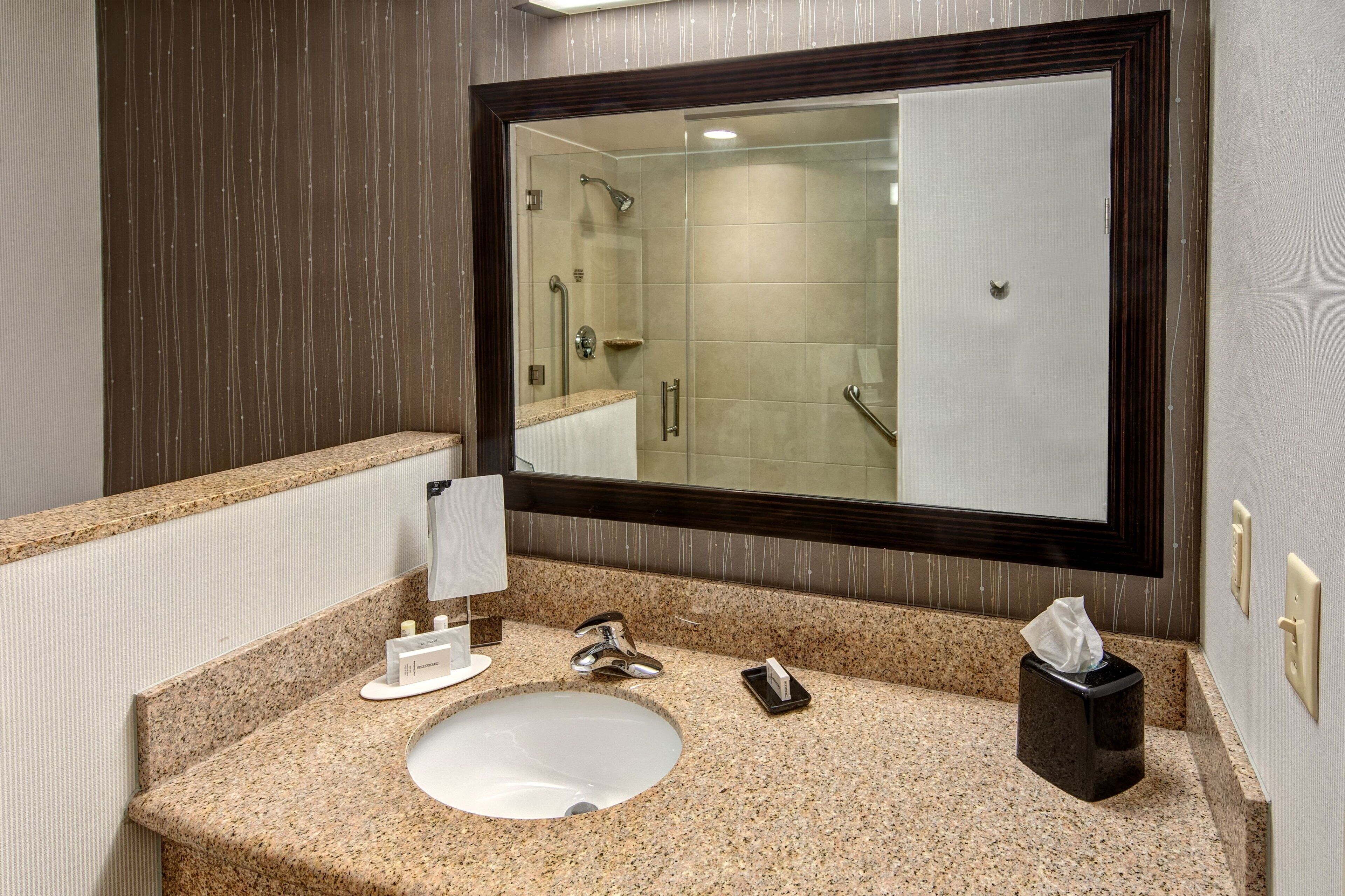 combined shower/bathtub, hair dryer, towels