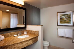 Shower, hair dryer, towels - Courtyard by Marriott Jackson (Jackson)