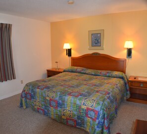 Habitació individual bàsica, 1 llit de matrimoni gran | Escriptori, cortines opaques, planxa i posts de planxar i wifi gratuïta 