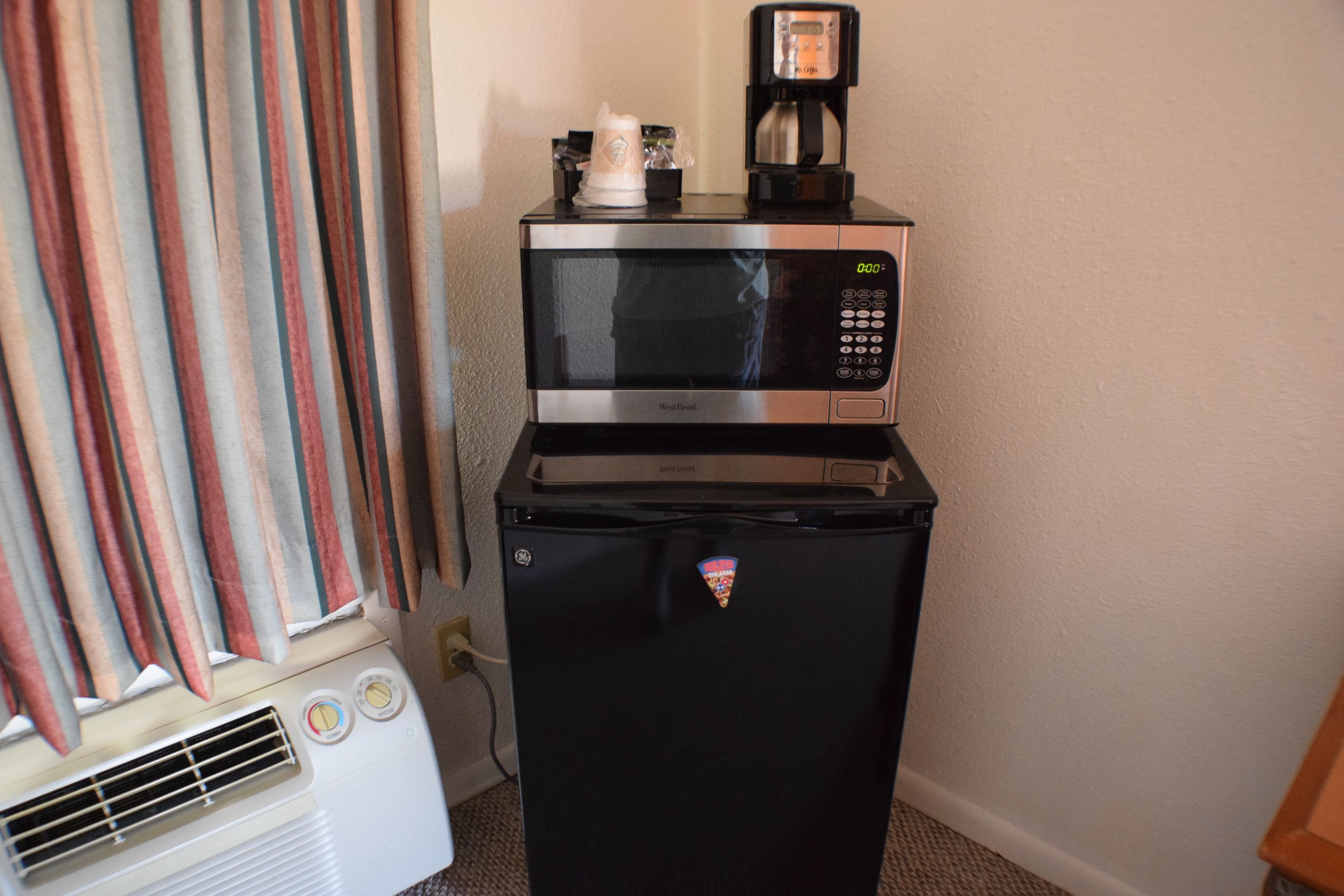 Basic Single Room, 1 King Bed | Desk, blackout drapes, iron/ironing board, free WiFi