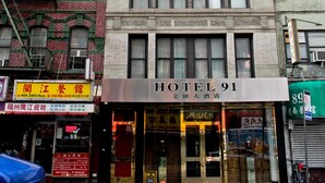 A multi-story building with a sign for HOTEL 91. - The Hotel 91 (New York)
