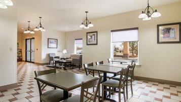 فطور أوروبي مجانًا يوميًا