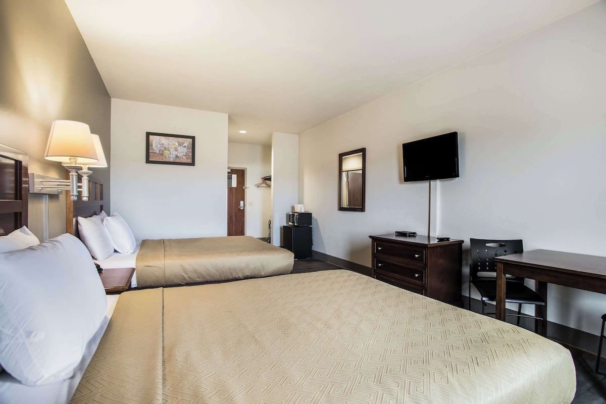 Zimmer, 2 Queen-Betten, barrierefrei, Nichtraucher | Schreibtisch, Bügeleisen/Bügelbrett, kostenloses WLAN, Bettwäsche