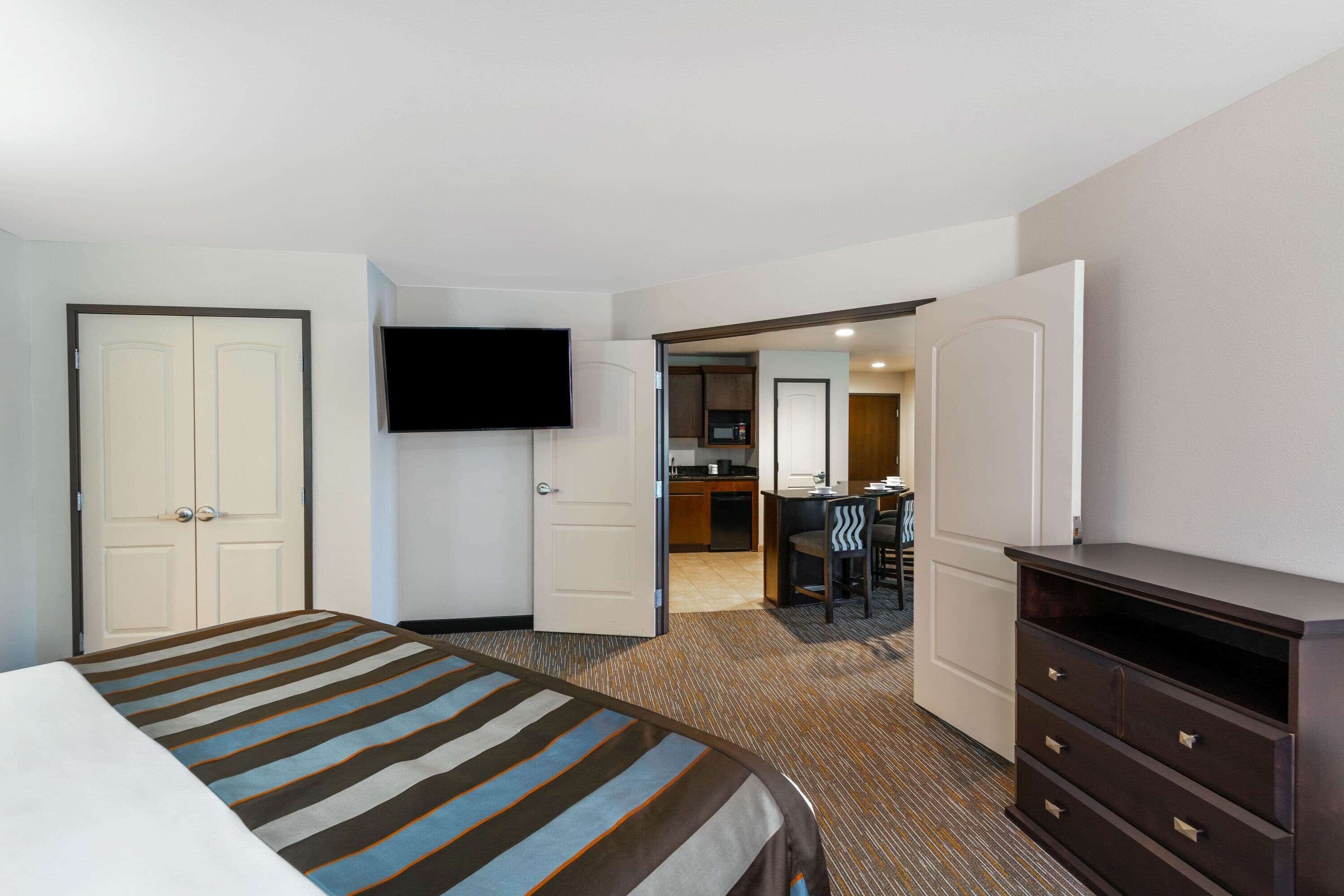 executive suite, 1 king bed, non smoking | hypo-allergenic bedding, in-room safe, desk, blackout curtains