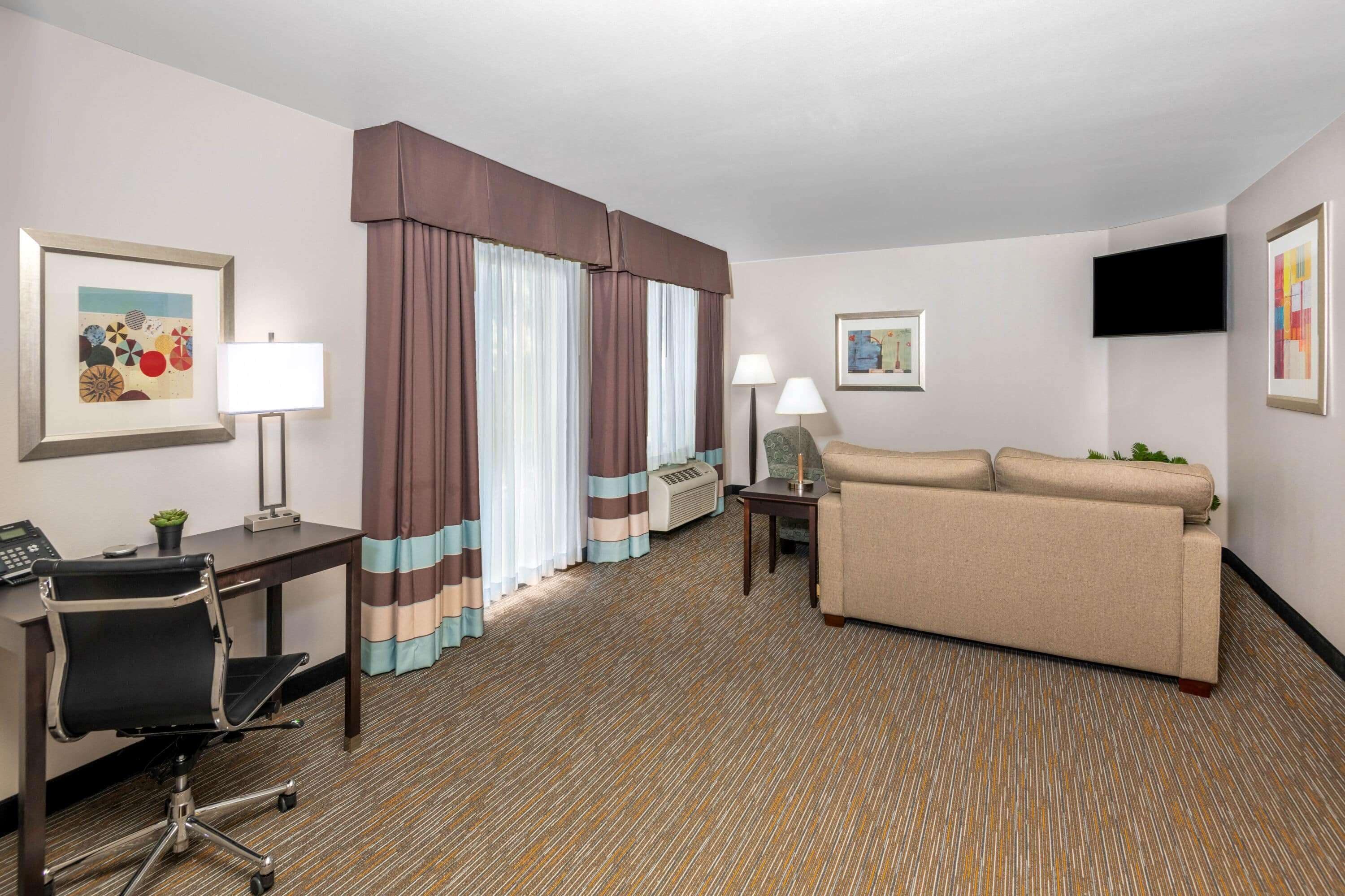 executive suite, 1 king bed, non smoking | hypo-allergenic bedding, in-room safe, desk, blackout curtains