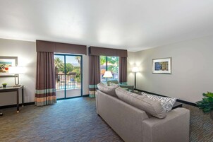 Executive Suite, 1 King Bed, Non Smoking | Hypo-allergenic bedding, in-room safe, desk, blackout drapes