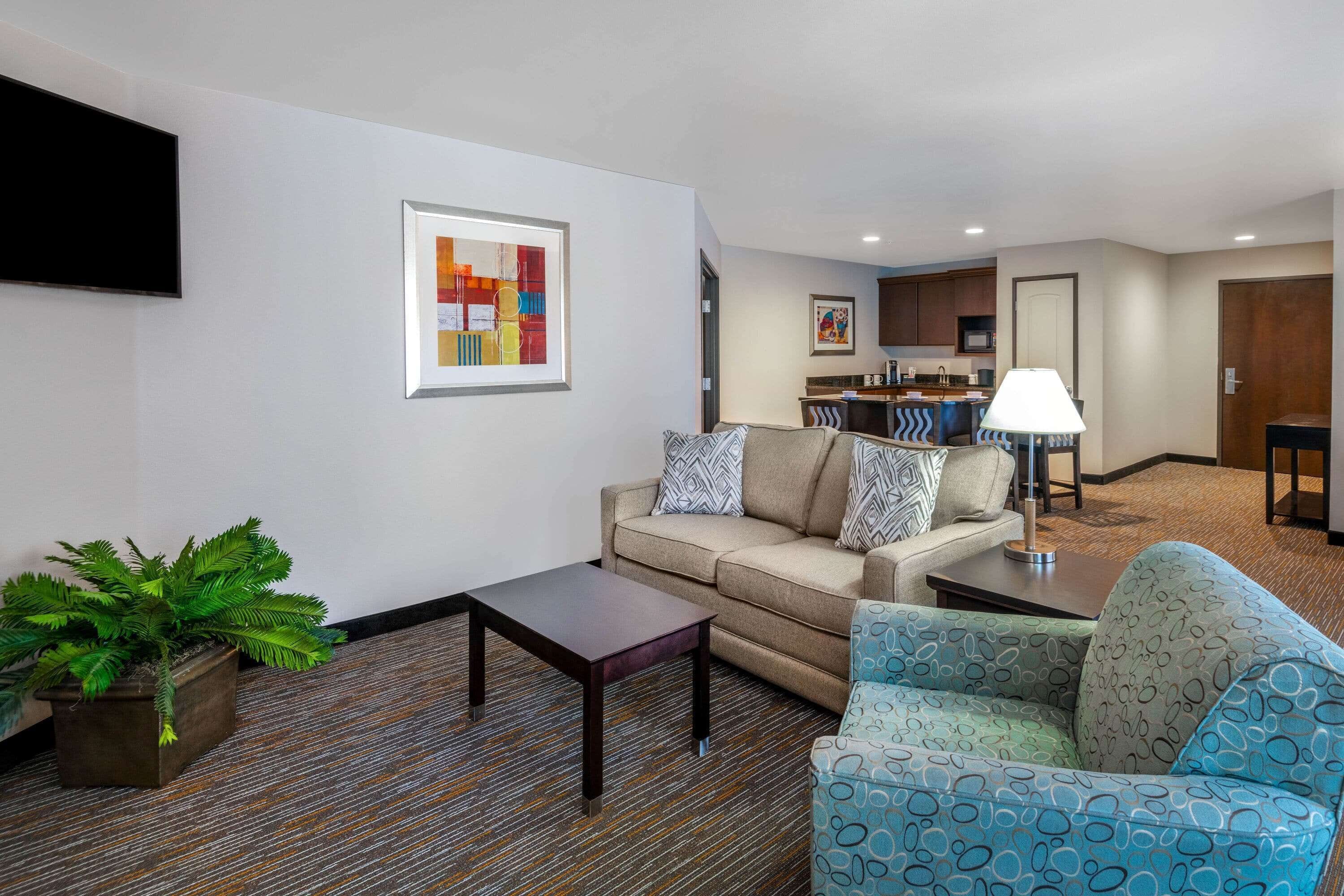 executive suite, 1 king bed, non smoking | hypo-allergenic bedding, in-room safe, desk, blackout curtains