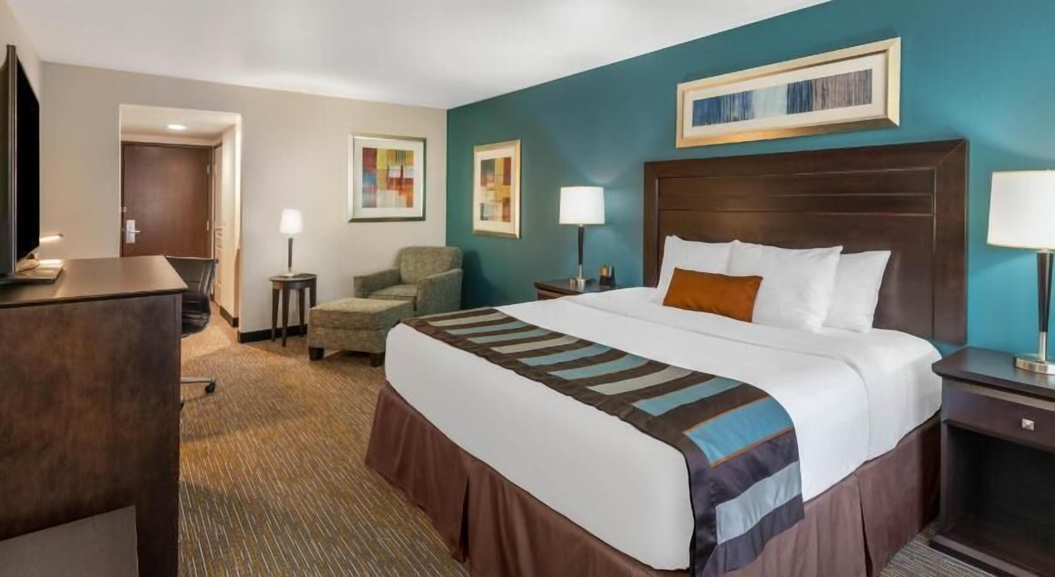 Hypo-allergenic bedding, in-room safe, desk, blackout drapes