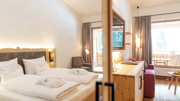 Premium kamer | Hypoallergeen beddengoed, een minibar, een kluis op de kamer, een bureau
