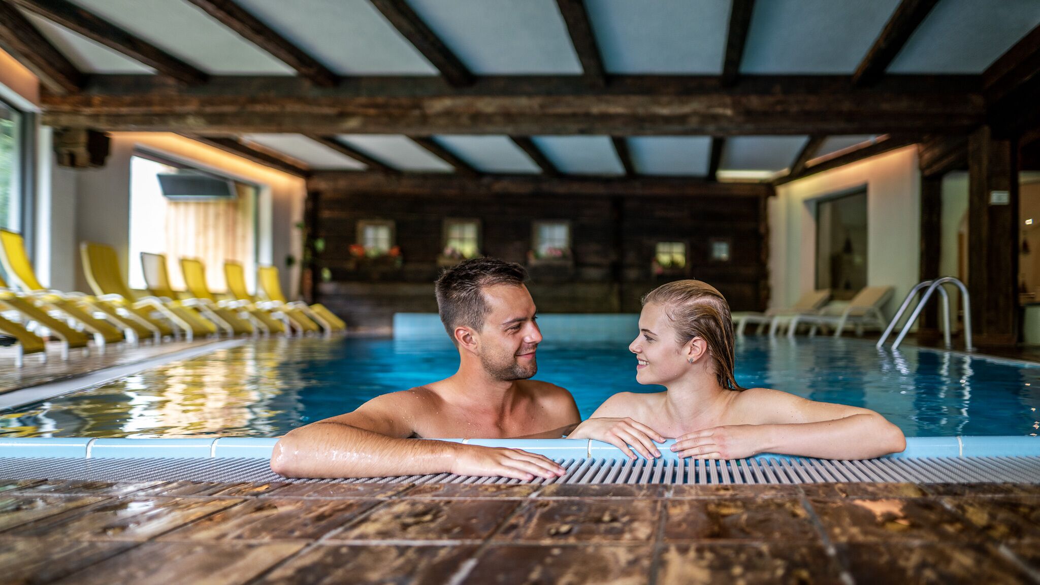 室内游泳池，室外游泳池，07:00 至 19:00 开放，日光浴躺椅