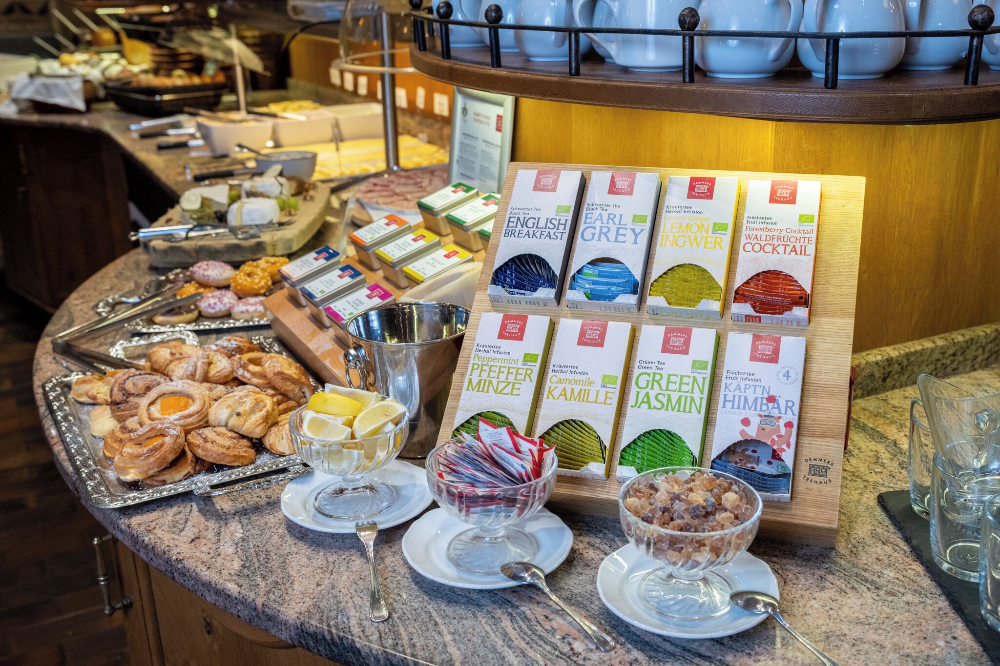 Un buffet con diverse pietanze e opzioni per la colazione.