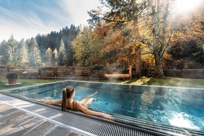 Kolam renang indoor dan kolam renang outdoor, dengan kursi berjemur