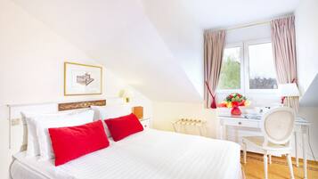 1 bilik tidur, bar mini, peti besi dalam bilik, meja