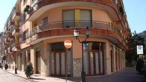 A multi-story building with balconies, a no entry sign, and a street lamp. - Hotel Mignon (Alassio)
