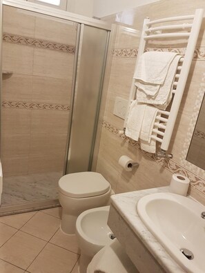 Shower, hair dryer, towels - Hotel Mignon (Alassio)