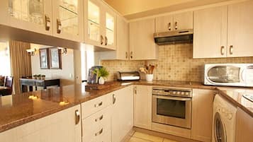 Full-size fridge, microwave, stovetop, coffee/tea maker