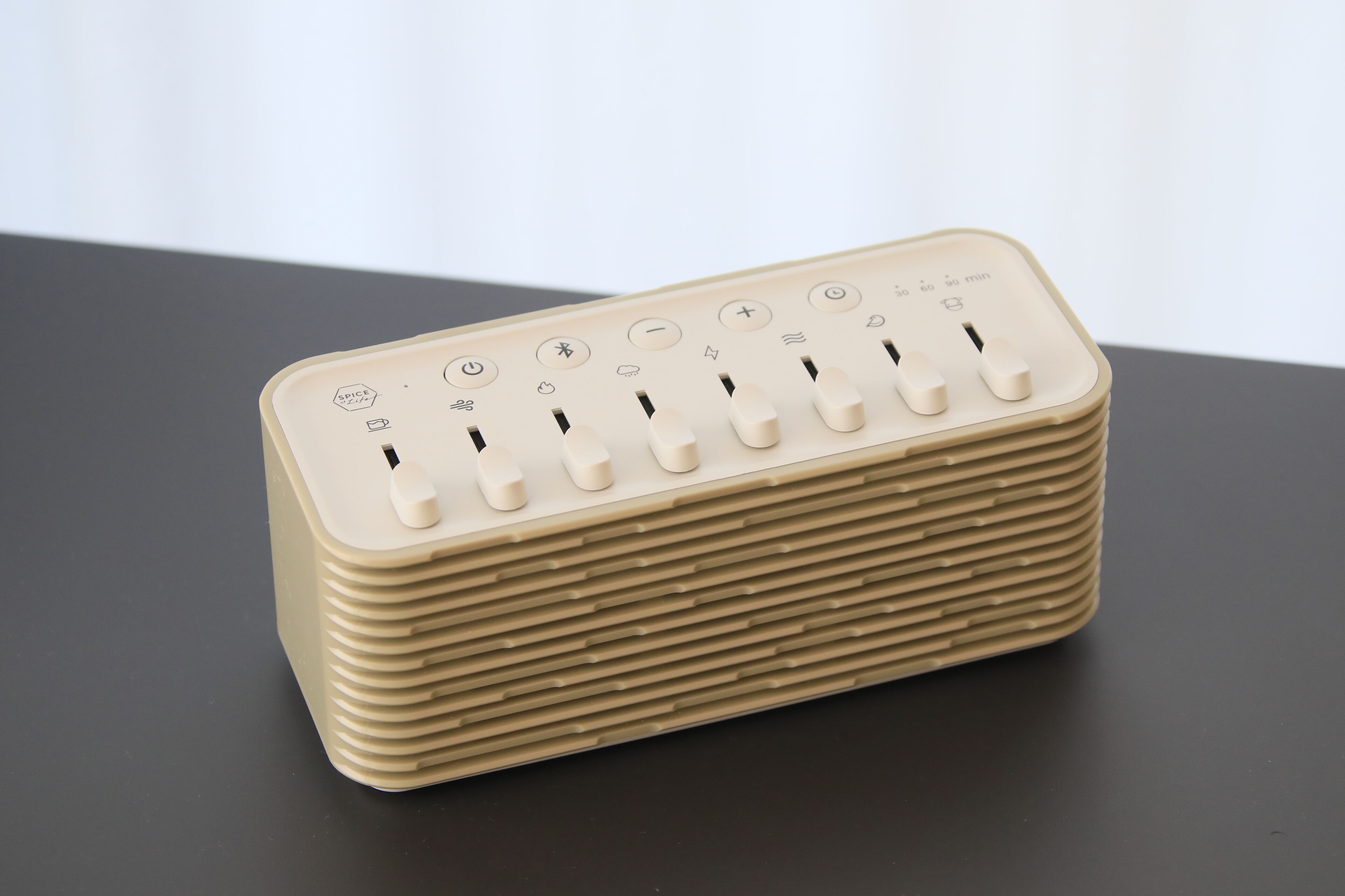 En beige strimle med stikkontakter og afbrydere, monteret på væggen.