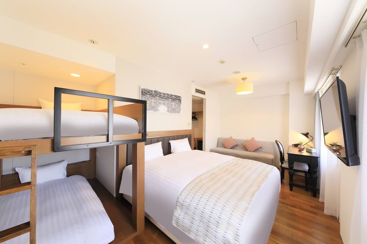 ห้องซูพีเรียสำหรับสี่ท่าน, ปลอดบุหรี่ (King+ Bunk Bed) | เตารีด/โต๊ะรีดผ้า, Wi-Fi ฟรี, นาฬิกาปลุก, ผ้าปูที่นอน