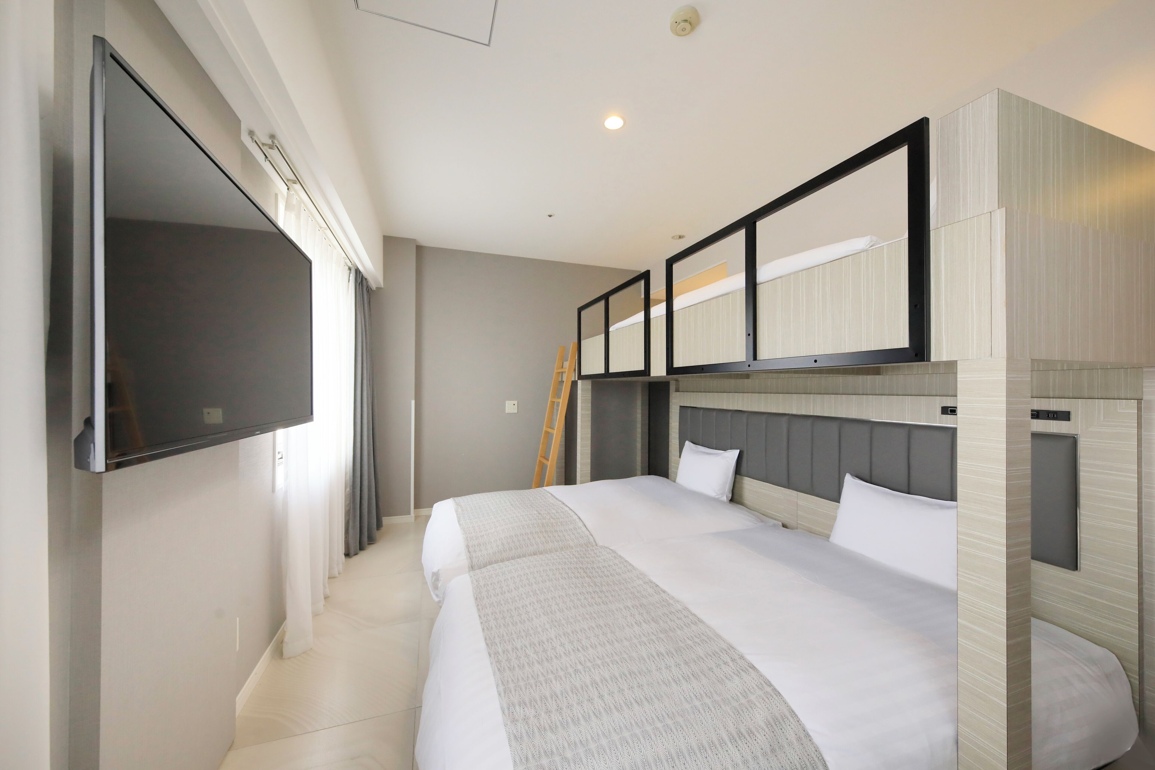 Habitación superior con 2 camas individuales | Tabla de planchar con plancha, wifi gratis, ropa de cama y despertador 