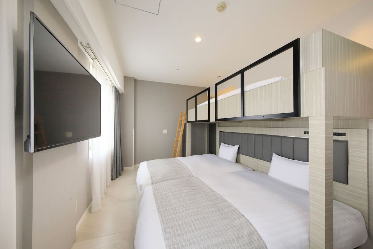 Habitación superior con 2 camas individuales | Tabla de planchar con plancha, wifi gratis, ropa de cama y despertador