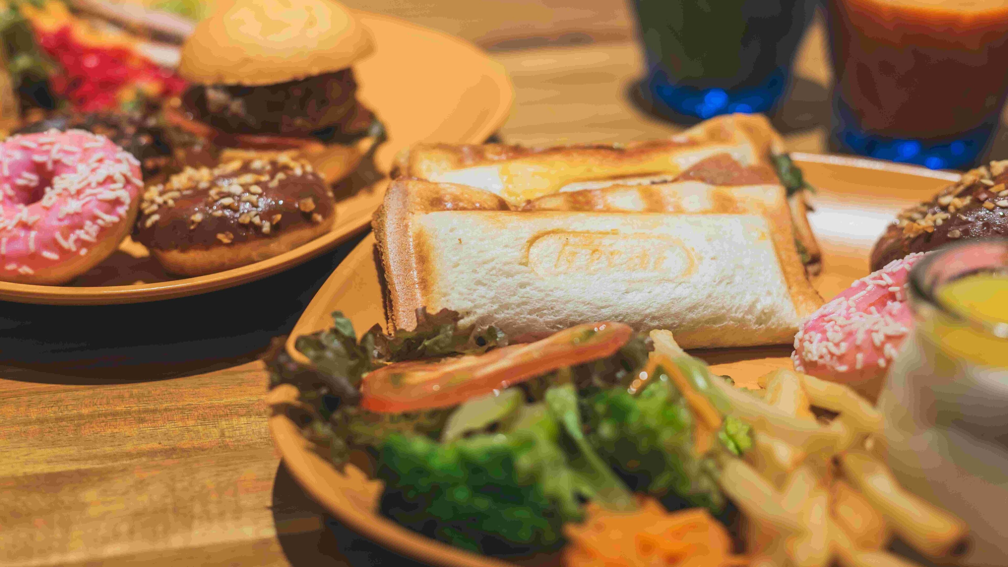 Una comida con un sándwich, papas fritas y una ensalada.