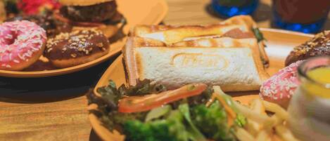 Una comida con un sándwich, papas fritas y una ensalada.