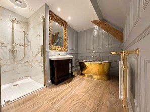 Dobbeltrom – deluxe | Bad | Designertoalettartikler, hårføner, badekåper og tøfler