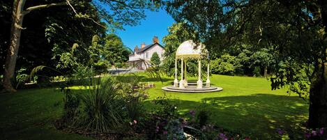 أغطية فراش متميزة وأسرّة بطبقة علوية مريحة وبديكورات فريدة لكل غرفة