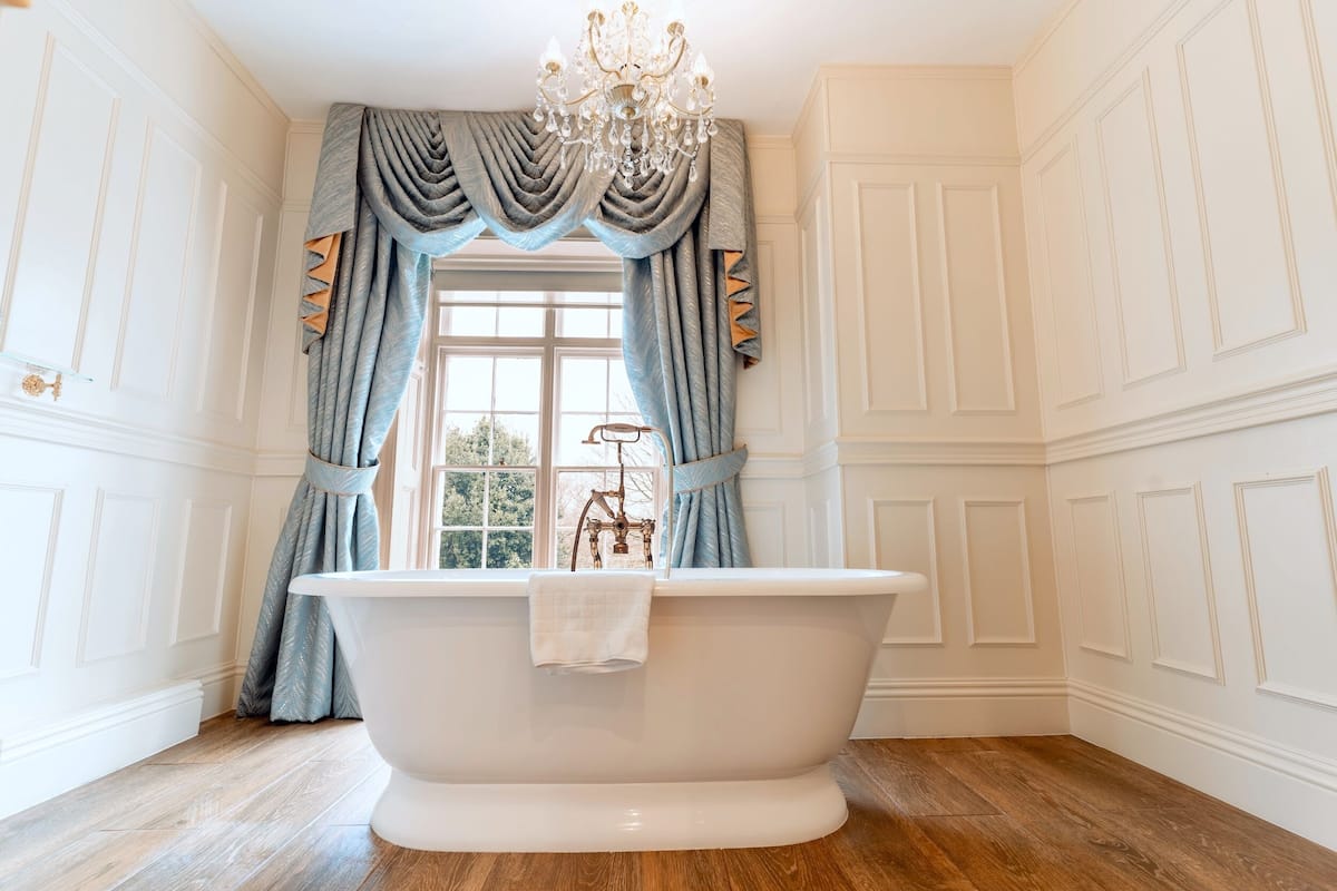 Superior tweepersoonskamer | Badkamer | Designer toiletartikelen, een haardroger, badjassen, pantoffels